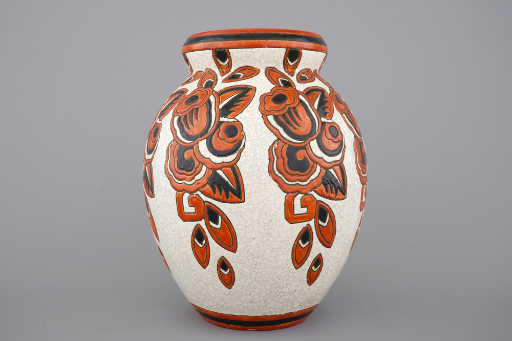 Un vase Art D&eacute;co par Charles Catteau pour Boch K&eacute;ramis au d&eacute;cor floral craquel&eacute;, ca. 1930